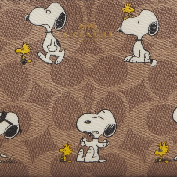 Coach X Peanuts Corner Zip Wristlet In Signature Canvas With Snoopy Print - Picture 1 of 3